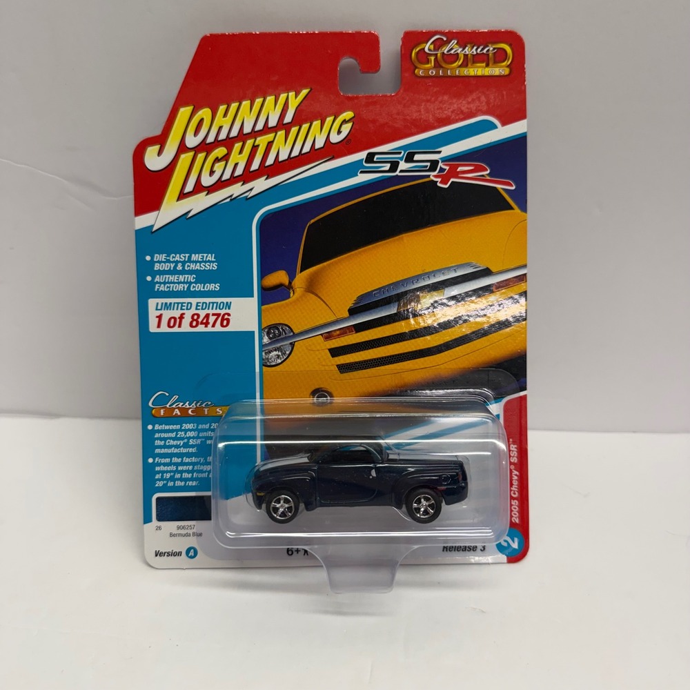 Johnny Lightning 2005 Chevy SSR Bermuda Blue Classic Gold 2022 Release 3 1/64